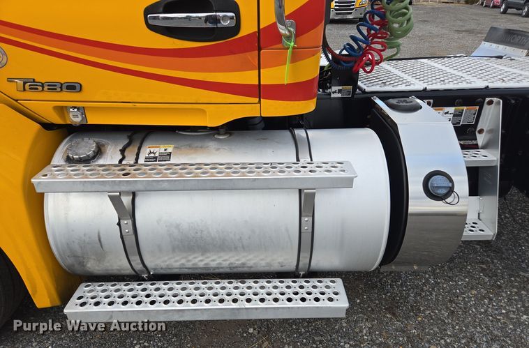 image for item EI4124 2020 Kenworth T680 semi truck