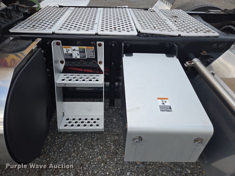 image for item EI4124 2020 Kenworth T680 semi truck