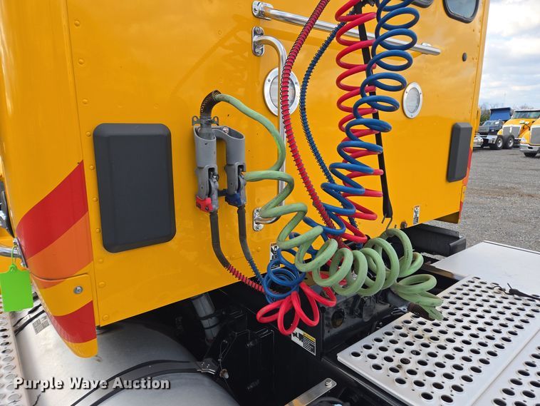 image for item EI4124 2020 Kenworth T680 semi truck