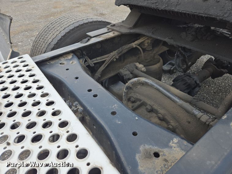 image for item EI4124 2020 Kenworth T680 semi truck