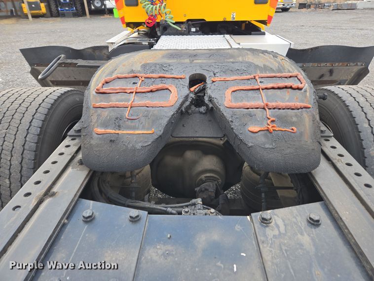 image for item EI4124 2020 Kenworth T680 semi truck