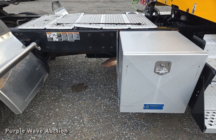 image for item EI4124 2020 Kenworth T680 semi truck