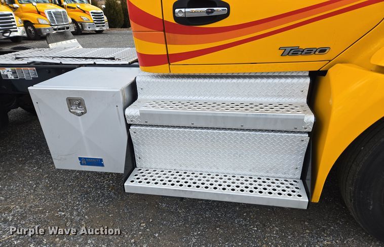 image for item EI4124 2020 Kenworth T680 semi truck