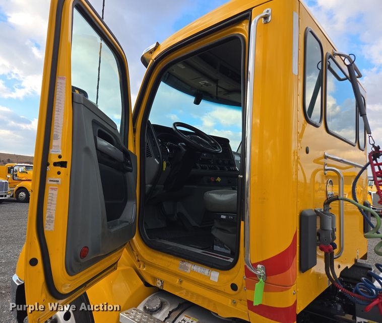 image for item EI4124 2020 Kenworth T680 semi truck