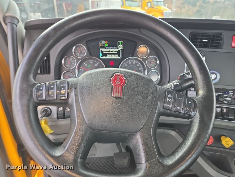 image for item EI4124 2020 Kenworth T680 semi truck