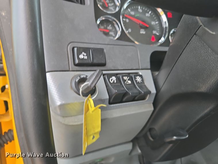 image for item EI4124 2020 Kenworth T680 semi truck