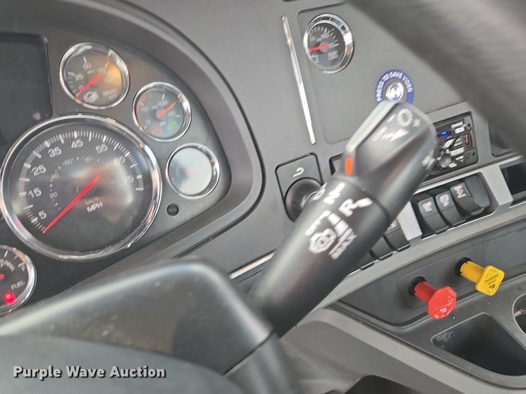 image for item EI4124 2020 Kenworth T680 semi truck