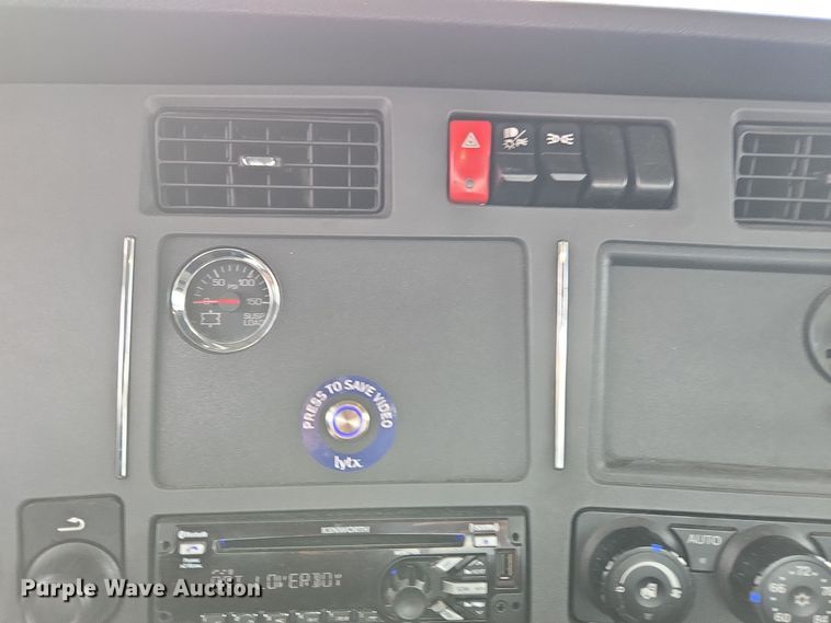 image for item EI4124 2020 Kenworth T680 semi truck