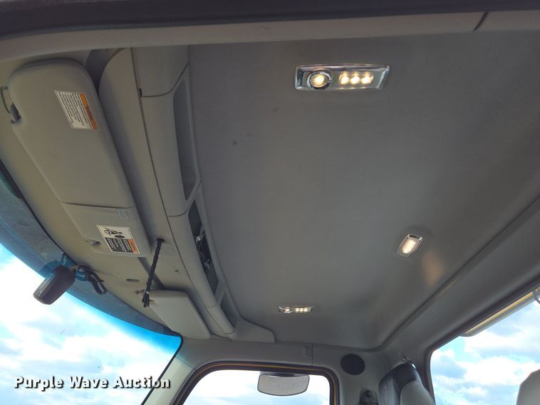 image for item EI4124 2020 Kenworth T680 semi truck