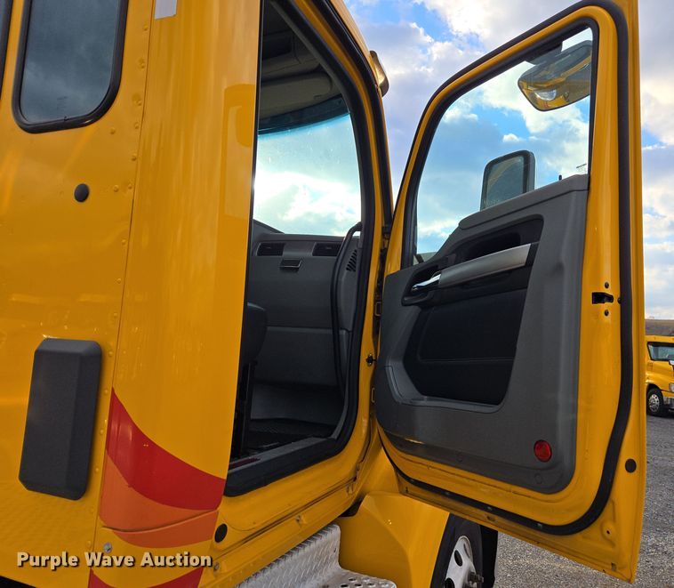 image for item EI4124 2020 Kenworth T680 semi truck