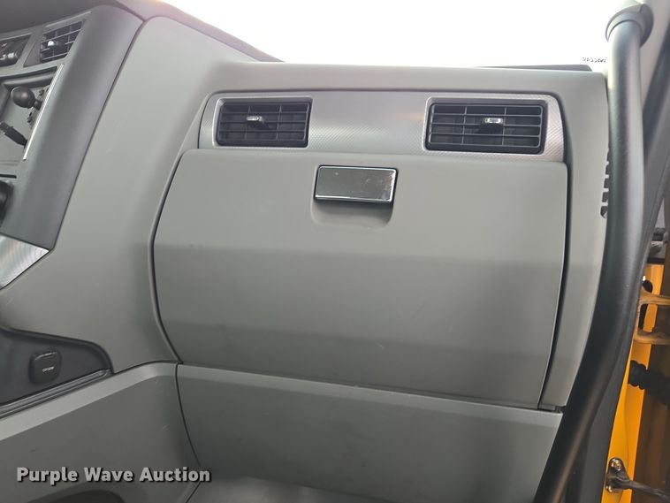 image for item EI4124 2020 Kenworth T680 semi truck