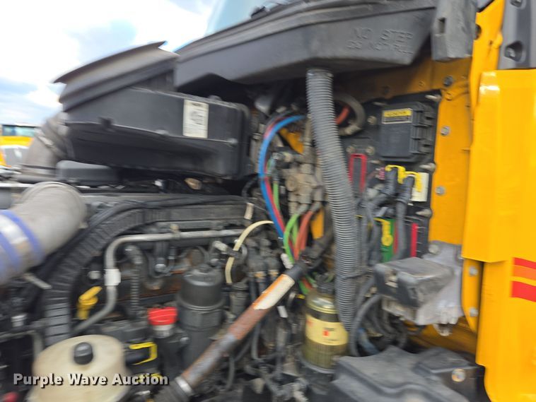 image for item EI4124 2020 Kenworth T680 semi truck