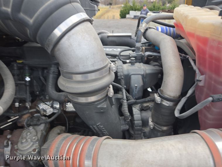 image for item EI4124 2020 Kenworth T680 semi truck