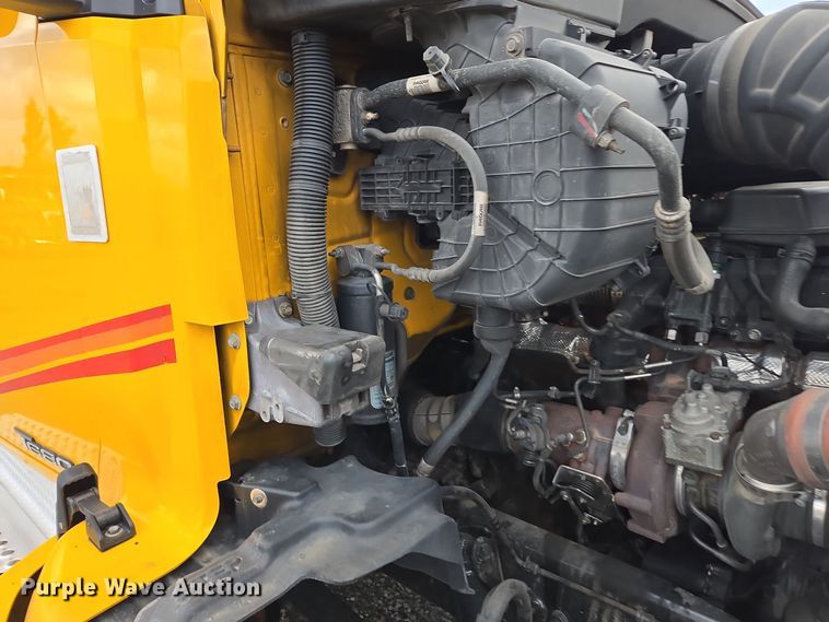 image for item EI4124 2020 Kenworth T680 semi truck