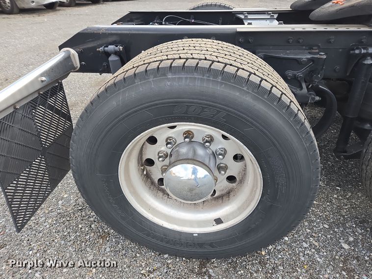 image for item EI4124 2020 Kenworth T680 semi truck