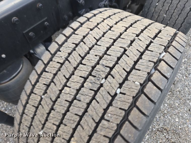 image for item EI4124 2020 Kenworth T680 semi truck