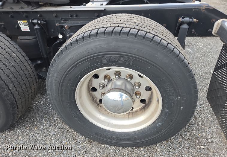 image for item EI4124 2020 Kenworth T680 semi truck