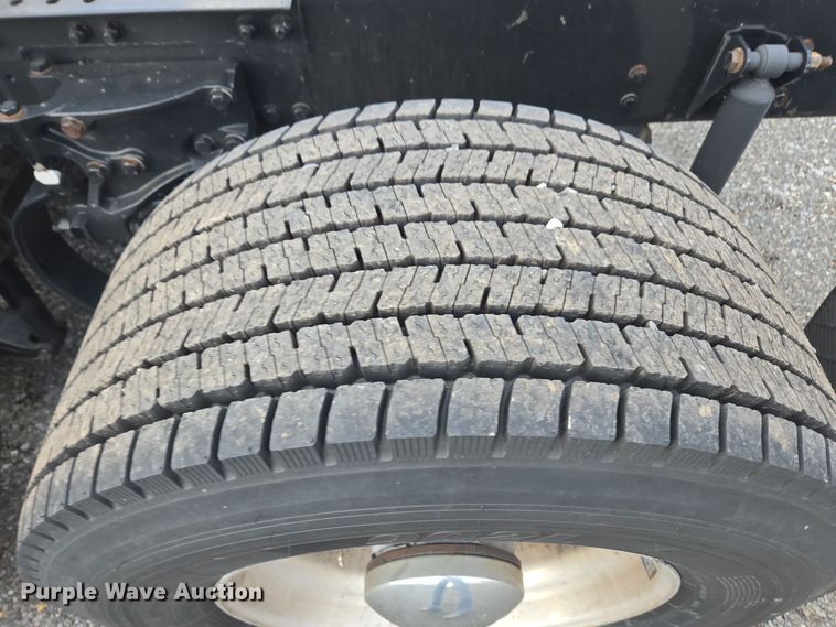 image for item EI4124 2020 Kenworth T680 semi truck