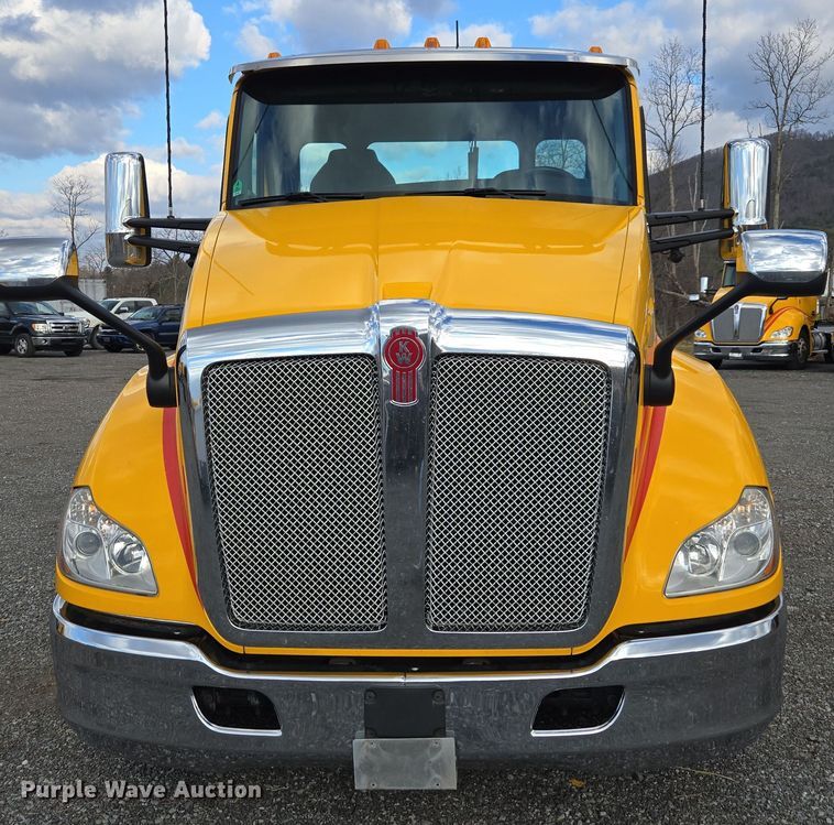 image for item EI4125 2021 Kenworth T680 semi truck