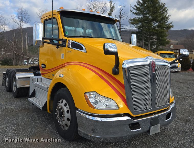 image for item EI4125 2021 Kenworth T680 semi truck