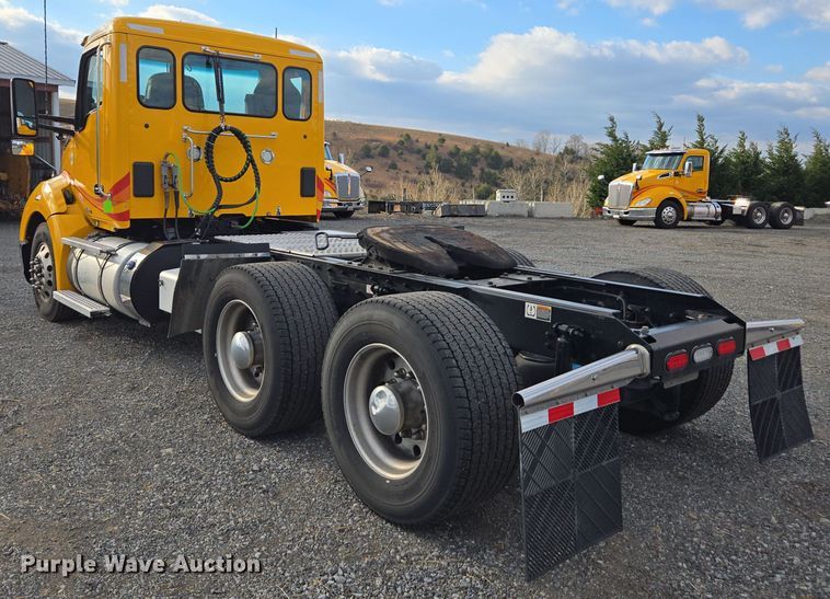 image for item EI4125 2021 Kenworth T680 semi truck