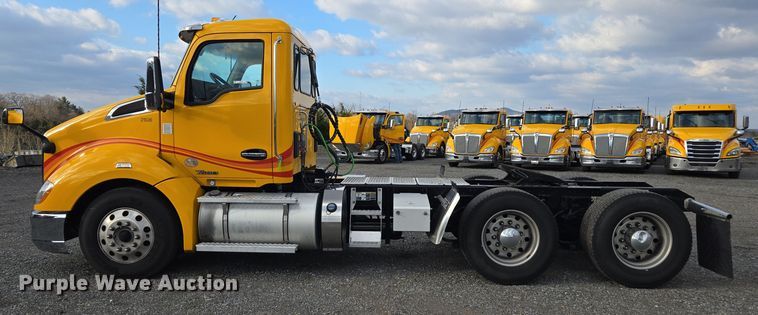 image for item EI4125 2021 Kenworth T680 semi truck
