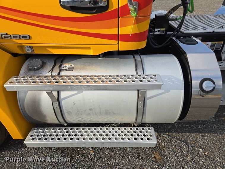 image for item EI4125 2021 Kenworth T680 semi truck