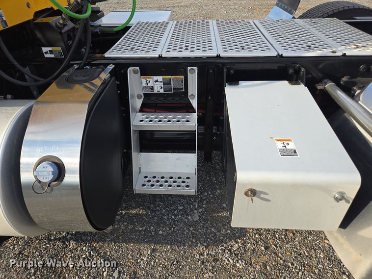 image for item EI4125 2021 Kenworth T680 semi truck