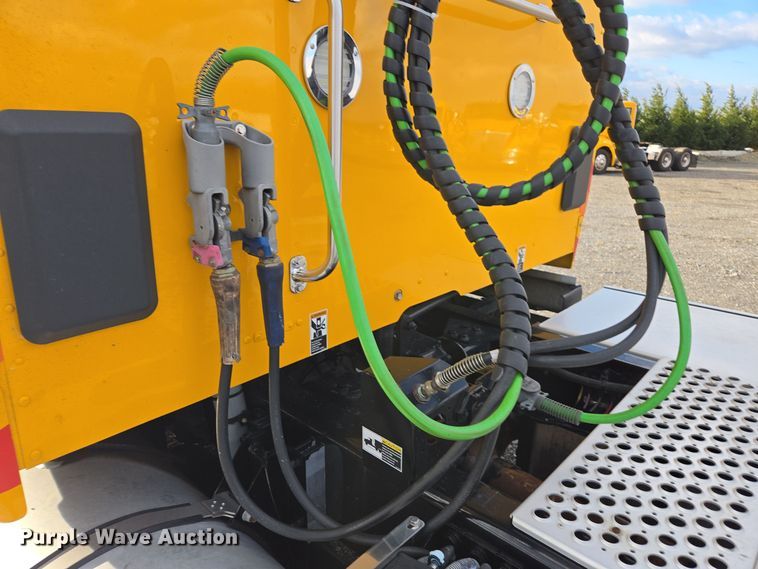 image for item EI4125 2021 Kenworth T680 semi truck