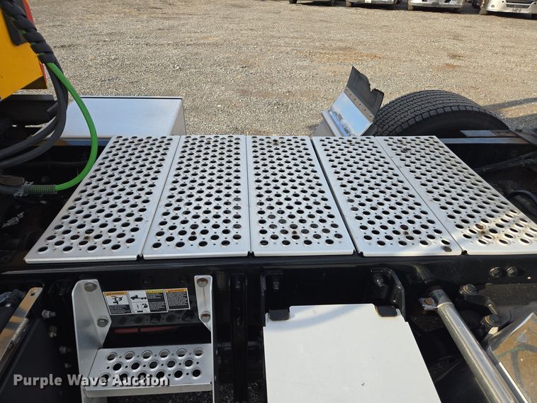 image for item EI4125 2021 Kenworth T680 semi truck