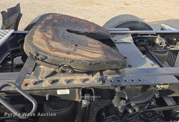 image for item EI4125 2021 Kenworth T680 semi truck