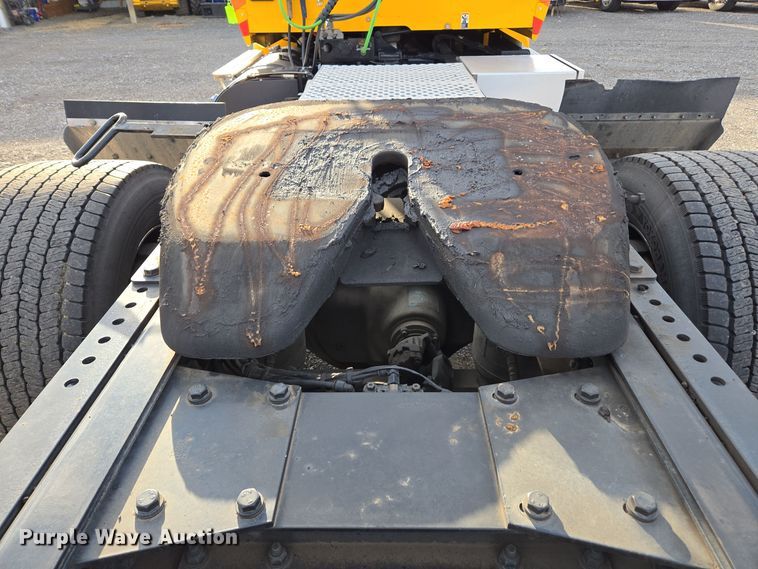 image for item EI4125 2021 Kenworth T680 semi truck