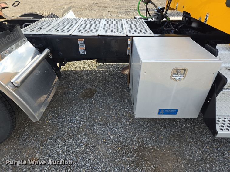 image for item EI4125 2021 Kenworth T680 semi truck