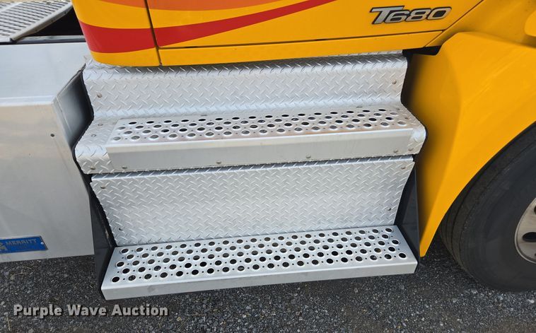 image for item EI4125 2021 Kenworth T680 semi truck