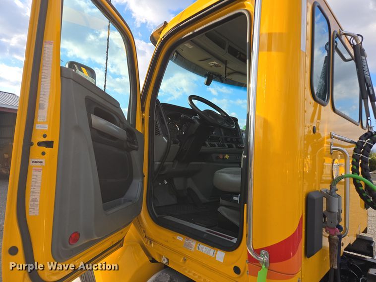 image for item EI4125 2021 Kenworth T680 semi truck