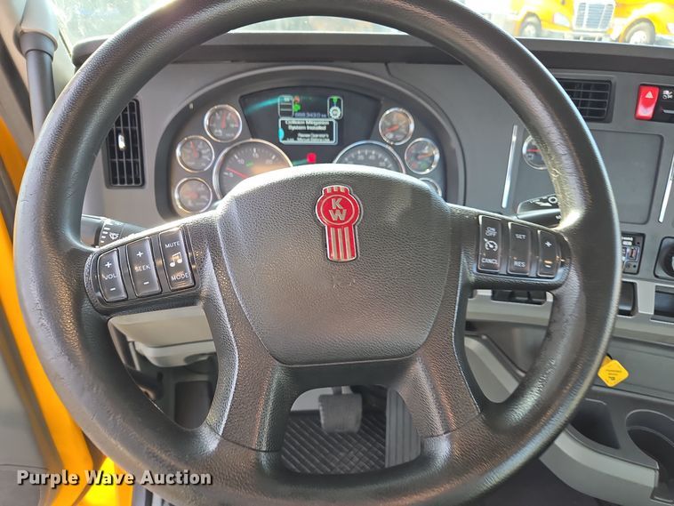 image for item EI4125 2021 Kenworth T680 semi truck