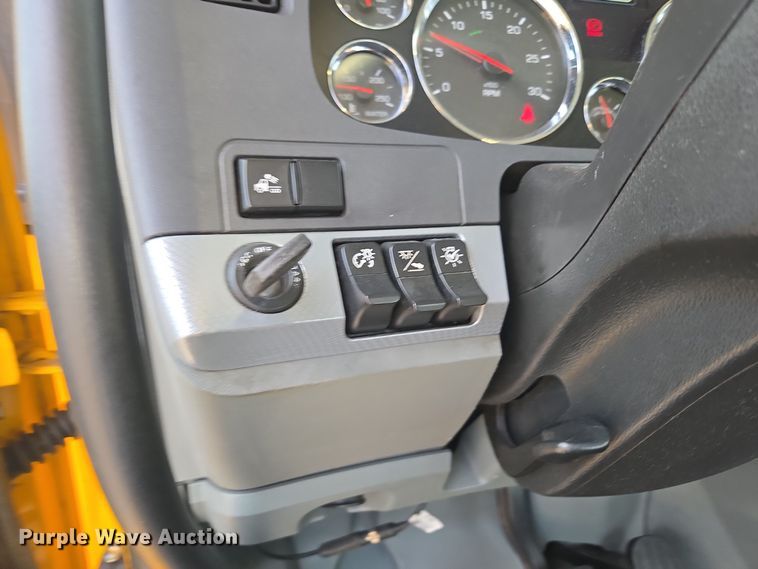 image for item EI4125 2021 Kenworth T680 semi truck