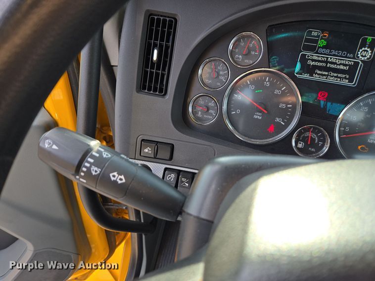 image for item EI4125 2021 Kenworth T680 semi truck