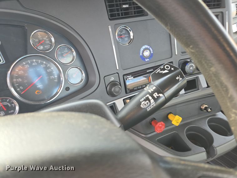 image for item EI4125 2021 Kenworth T680 semi truck