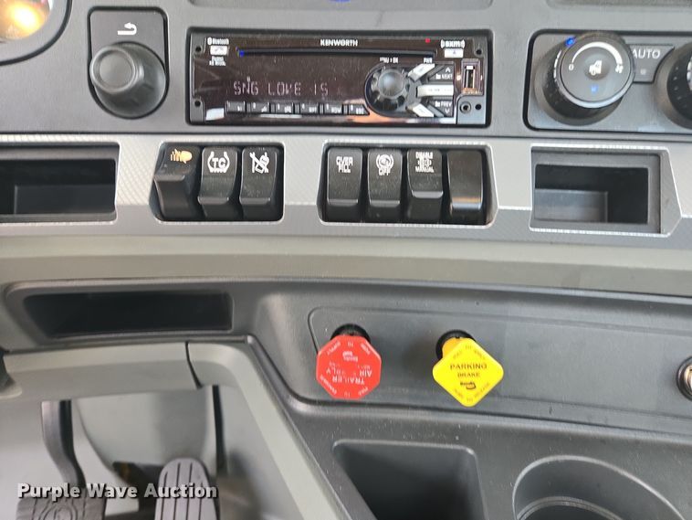 image for item EI4125 2021 Kenworth T680 semi truck