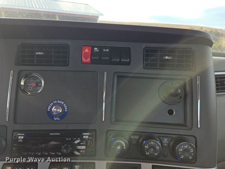 image for item EI4125 2021 Kenworth T680 semi truck