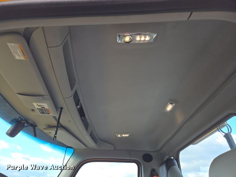 image for item EI4125 2021 Kenworth T680 semi truck