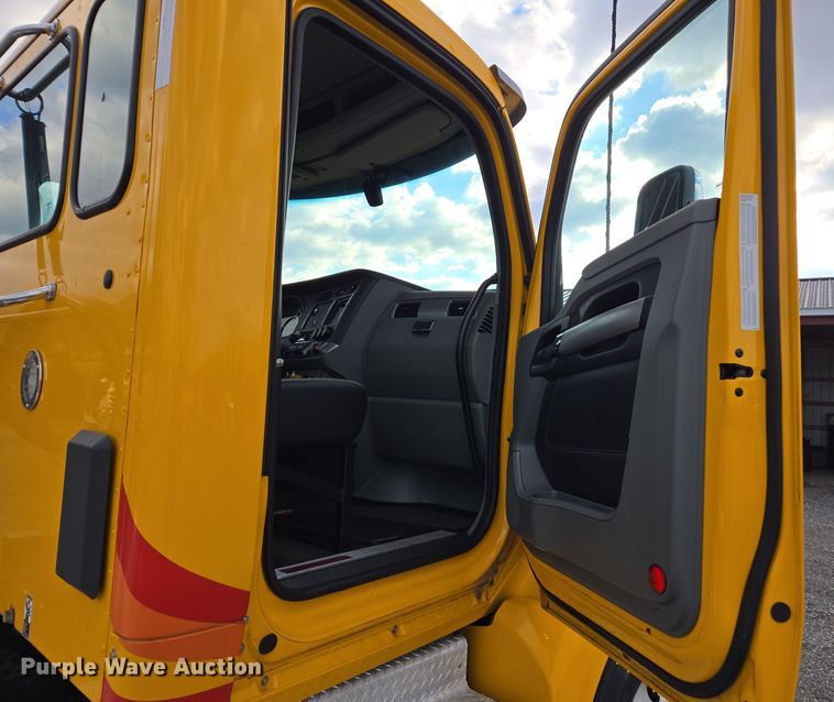 image for item EI4125 2021 Kenworth T680 semi truck