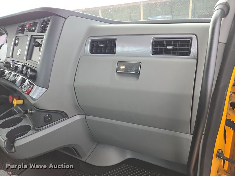 image for item EI4125 2021 Kenworth T680 semi truck