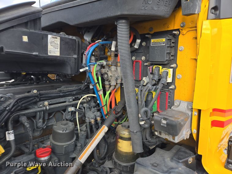 image for item EI4125 2021 Kenworth T680 semi truck