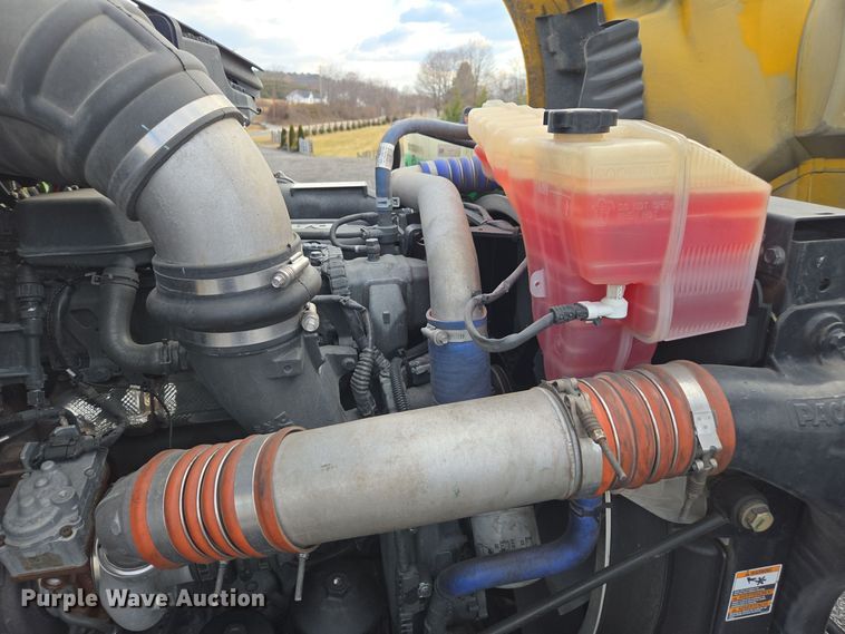 image for item EI4125 2021 Kenworth T680 semi truck