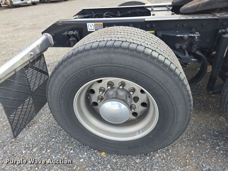 image for item EI4125 2021 Kenworth T680 semi truck