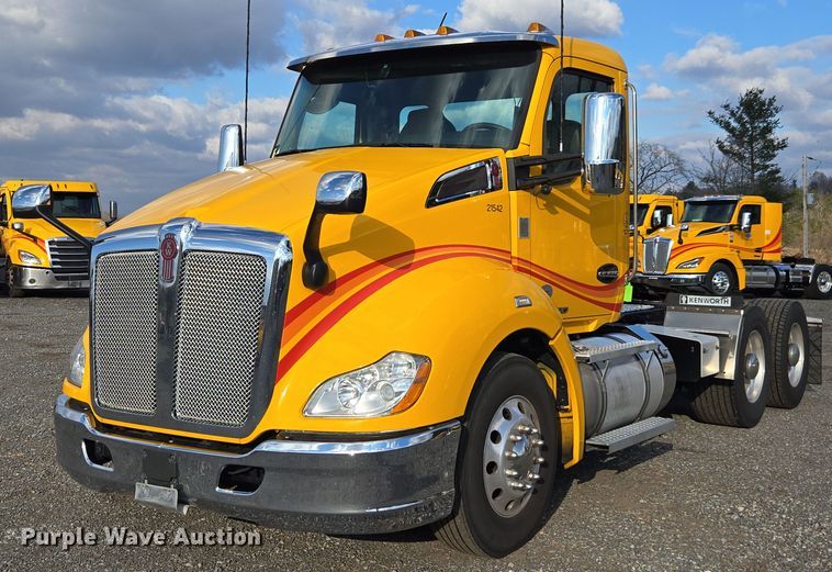 image for item EI4126 2021 Kenworth T680 semi truck