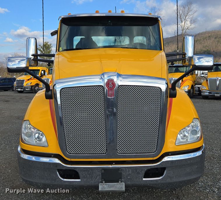 image for item EI4126 2021 Kenworth T680 semi truck