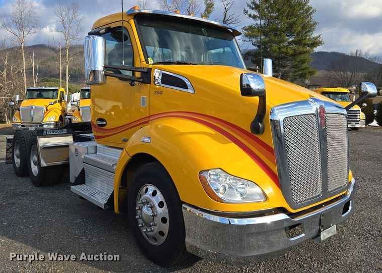 image for item EI4126 2021 Kenworth T680 semi truck